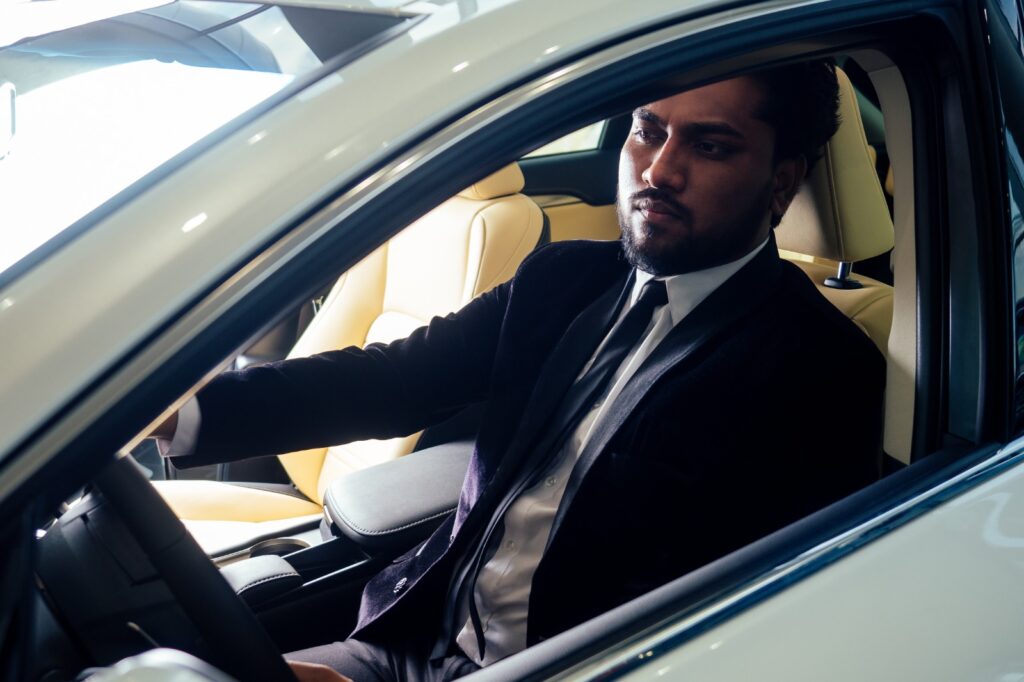 Chauffeur priv&eacute; Marrakech devant un v&eacute;hicule de luxe Mercedes