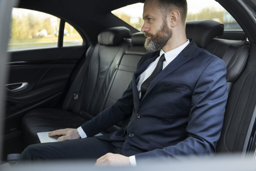 Chauffeur priv&eacute; Marrakech devant un v&eacute;hicule de luxe Mercedes
