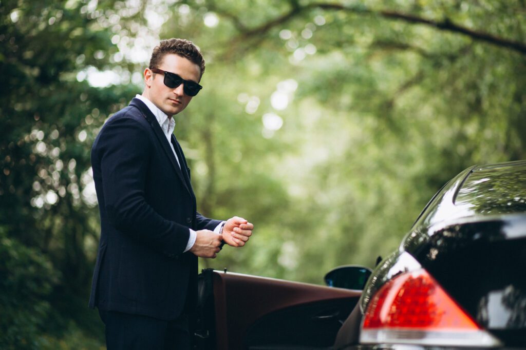 Chauffeur priv&eacute; Marrakech devant un v&eacute;hicule de luxe Mercedes